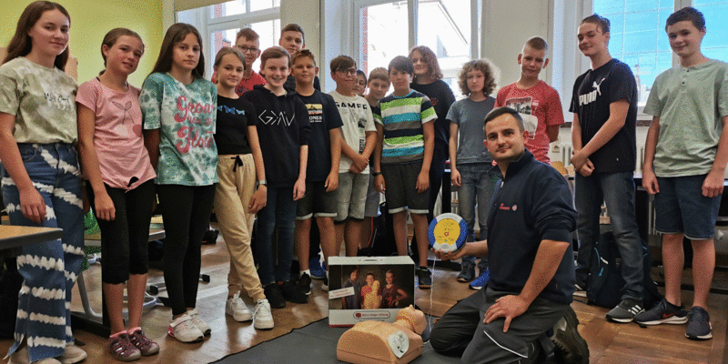 "Retten macht Schule" - Ausbildung von Schülerinnen und Schüler im Umgang mit Defibrillatoren