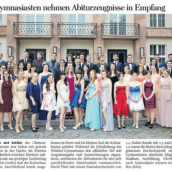 Auer Gymnasiasten nehmen Abiturzeugnisse in Empfang - 27.06.2015